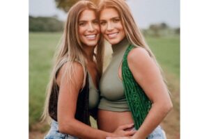 Bia e Bianca Feres fizeram uma sessão de fotos de pijamas iguais.