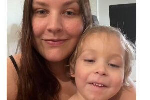 Menino pinta banheiro com maquiagem