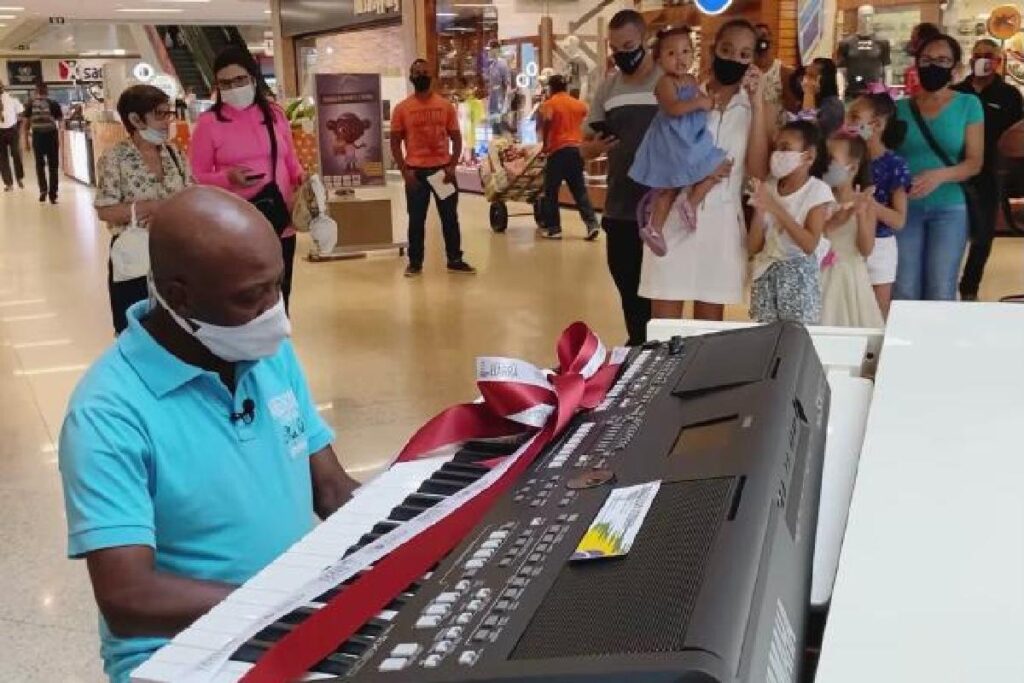 Adilson ficou surpreso ao ganhar teclado novo