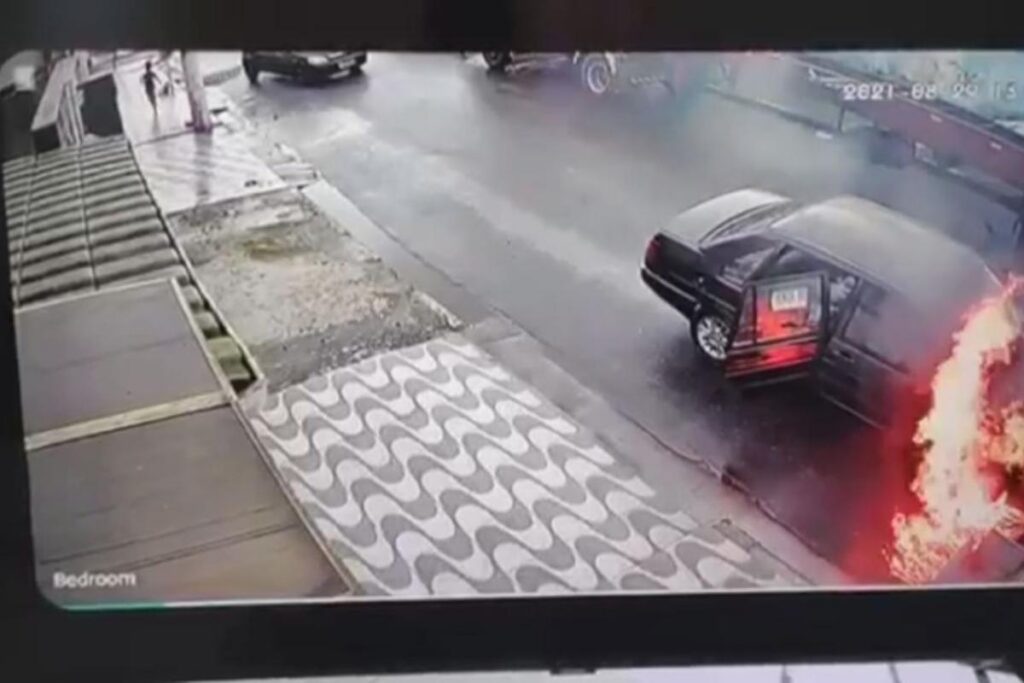 O carro explodiu e pegou fogo