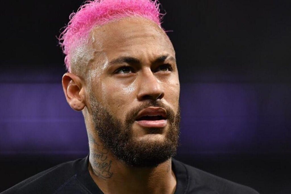 Neymar Jr. fez passeio de barco com a família de Carol Dantas.