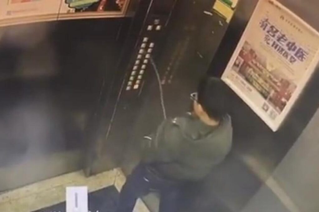 O menino mirou no painel de controle do elevador e urinou