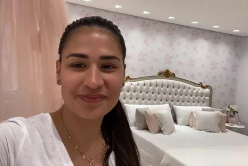 Simone mostra quarto Zaya