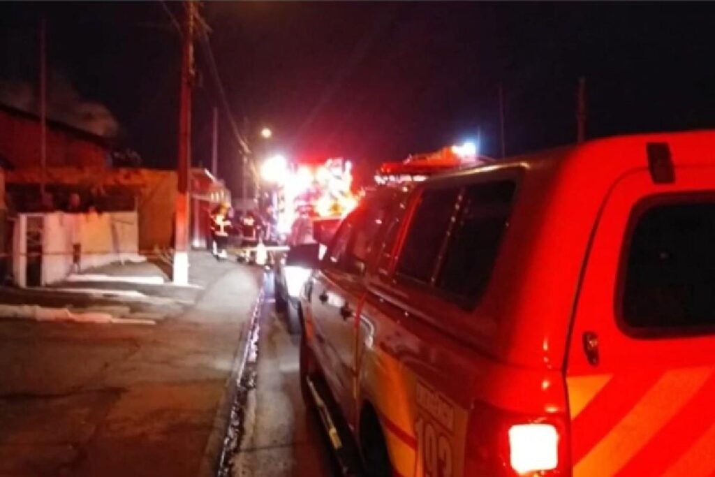 Uma menina de 13 anos foi morta após o pai esfaqueá-la e atear fogo na casa