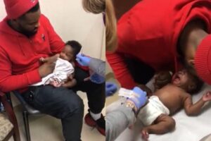 Antwon Lee acalmou o filho durante uma vacinação