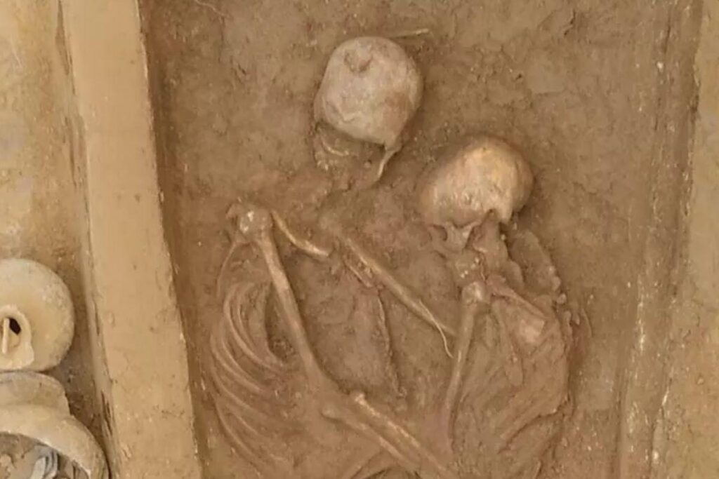 Foto do esqueleto e reprodução do casal feita por pesquisadores.