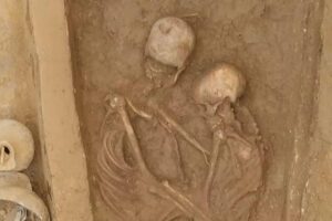 Foto do esqueleto e reprodução do casal feita por pesquisadores.