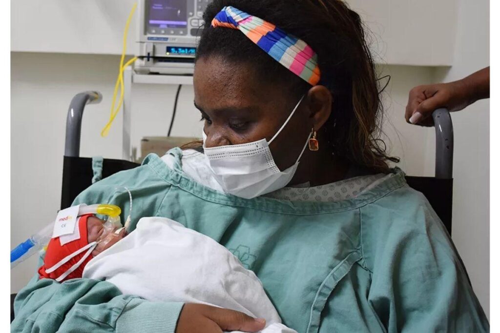 Mãe dá à luz durante coma e conhece filha 30 dias depois do parto