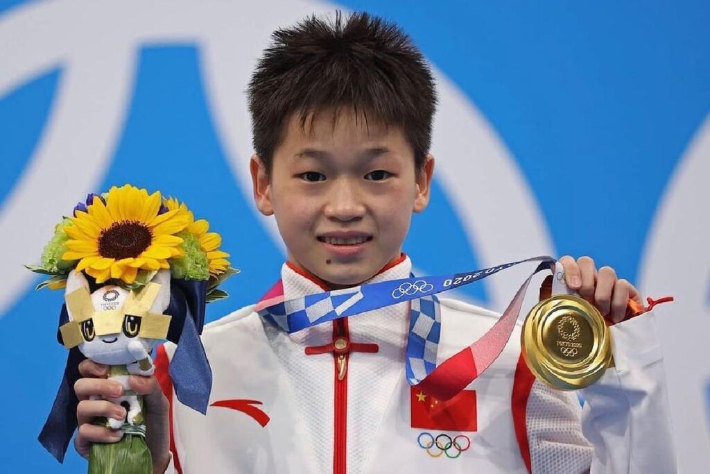 Quan Hongchan conquista medalha de ouro no salto ornamental