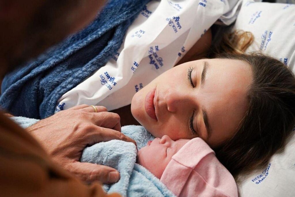 Thaeme mostrou Ivy para comemorar a primeira semana de vida dela