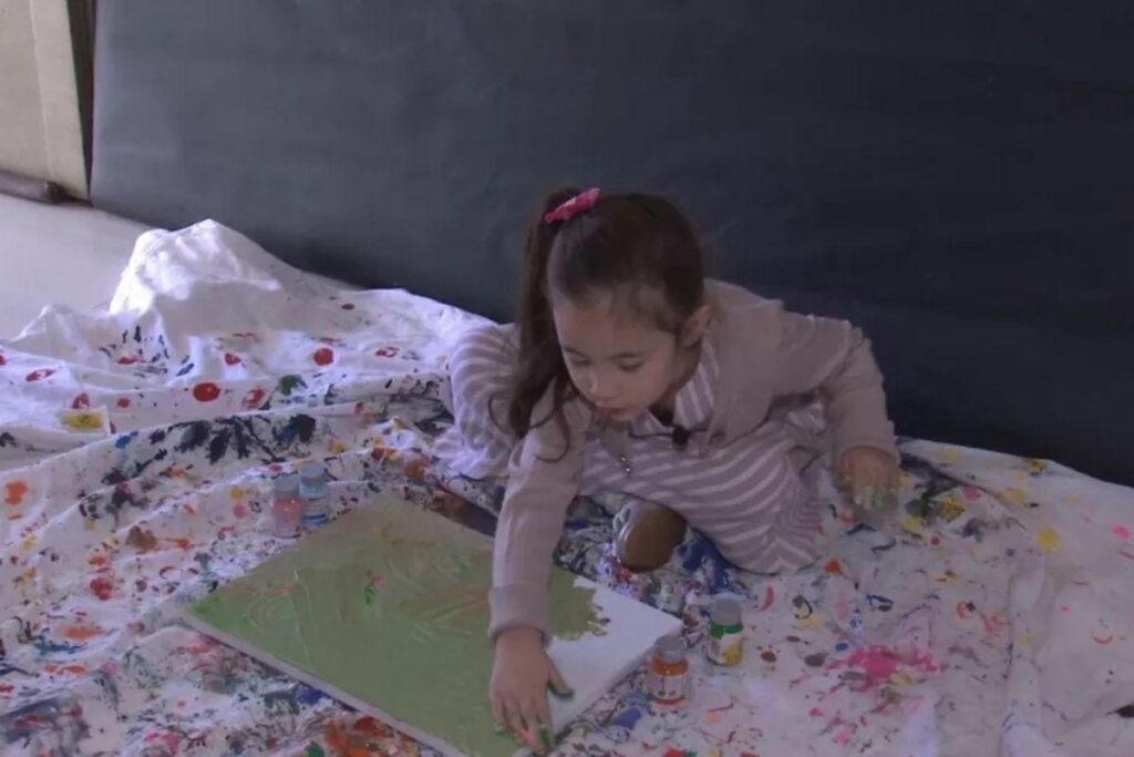 Menina de quatro anos é convidada para expor no Louvre