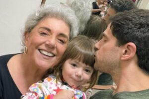 Duda e Leda Nagle brincam com Zoe