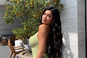Fãs de Kylie Jenner desconfiam que ela está grávida novamente após vídeo suspeito