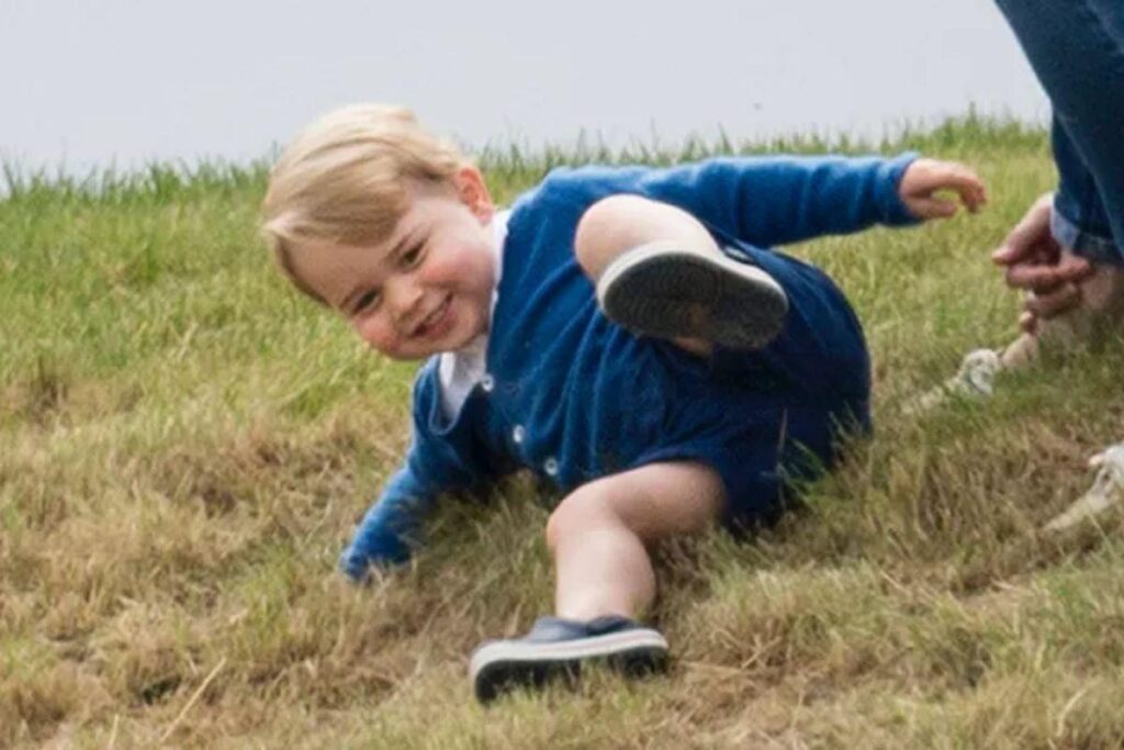 Príncipe George está com oito anos e já pode usar calças ao invés de shorts o dia todo