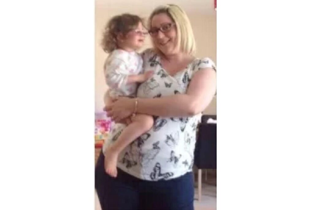 Ela entrou no brinquedo mesmo sem conseguir fechar a trava