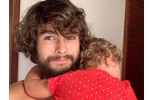 Rafa Vitti mostrou um vídeo em que aparece fazendo mágica para a filha, Clara Maria