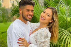 Zé Felipe e Virginia Fonseca copiam pose da filha em foto hilária