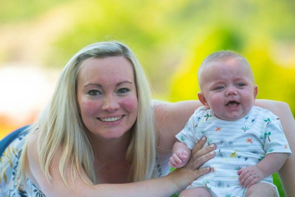 Mãe precisa ficar mais de dois meses sem beijar o filho recém-nascido devido à doença rara