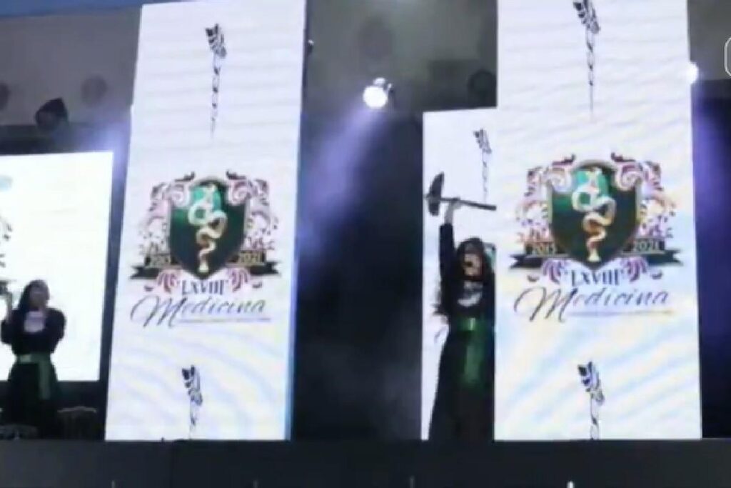 Uma menina decidiu retribuir o carinho e apoio dos pais ao se formar em Medicina na universidade