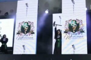 Uma menina decidiu retribuir o carinho e apoio dos pais ao se formar em Medicina na universidade