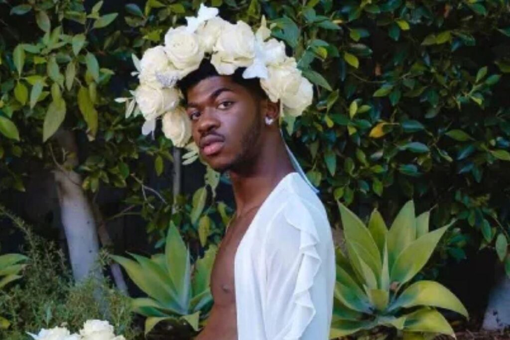 Lil Nas X faz ensaio grávido