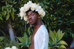 Lil Nas X faz ensaio grávido