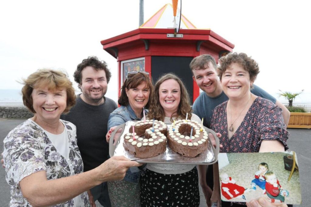 Eles se reencontraram em uma praia para comemorar o 30° aniversário dos filhos
