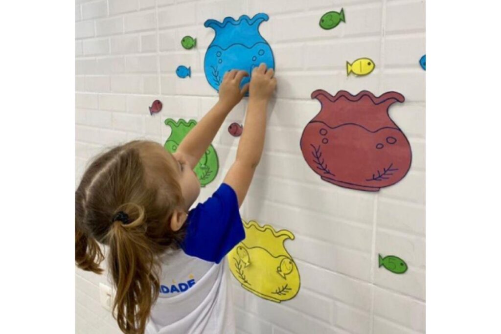 Professora usa Pop-It para interagir os alunos na aula de forma divertida