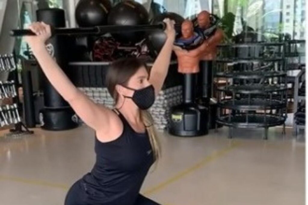 Bia Feres apareceu fazendo exercícios com a web série “Mamãe ta on”