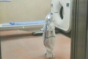 O menino precisa passar a quarentena sozinho