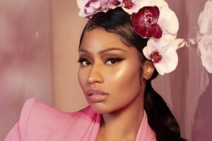 Nicki Minaj compartilha foto rara ao lado do filho