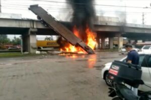 O local do acidente ficou todo destruído e em chamas