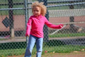 Pai processa escola por cortar o cabelo da filha