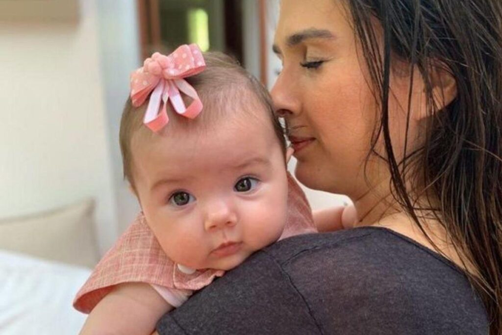 Clara Maria sempre aparece no Instagram dos pais fazendo caras e bocas