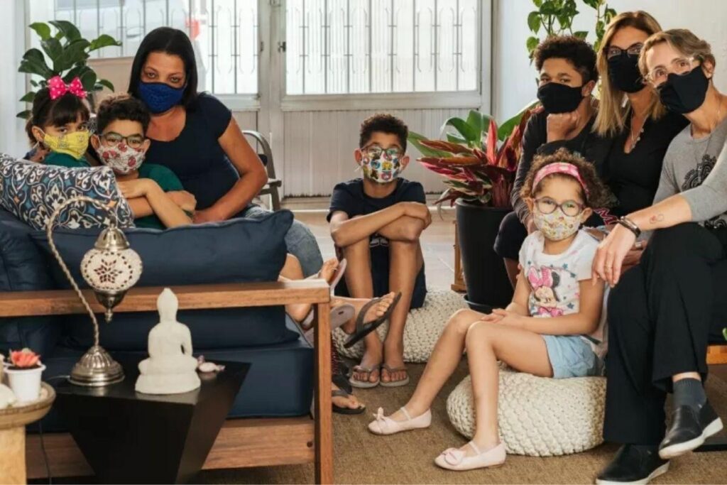 Bárbara e Cláudia adotaram 5 irmãos