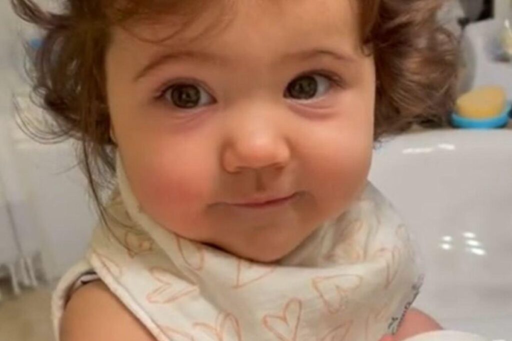 A menina nasceu com muito cabelo!