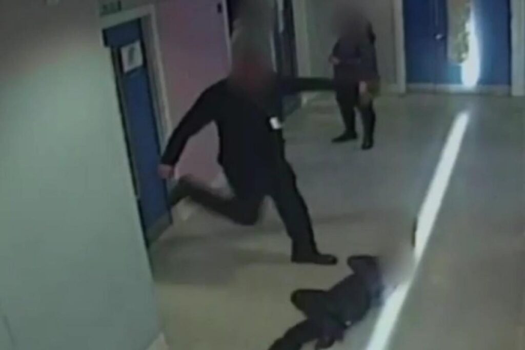 O policial arrastou o menino pelo chão