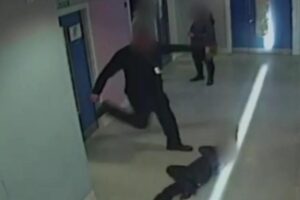 O policial arrastou o menino pelo chão