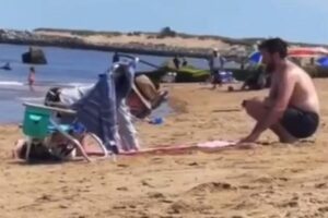 O marido cavou um buraco para a mulher encaixar a barriga de grávida e se sentir confortável