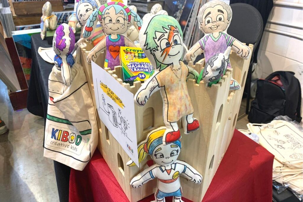 Influencer mirim Laís Helena (@lala.helena13) com a boneca Dandara