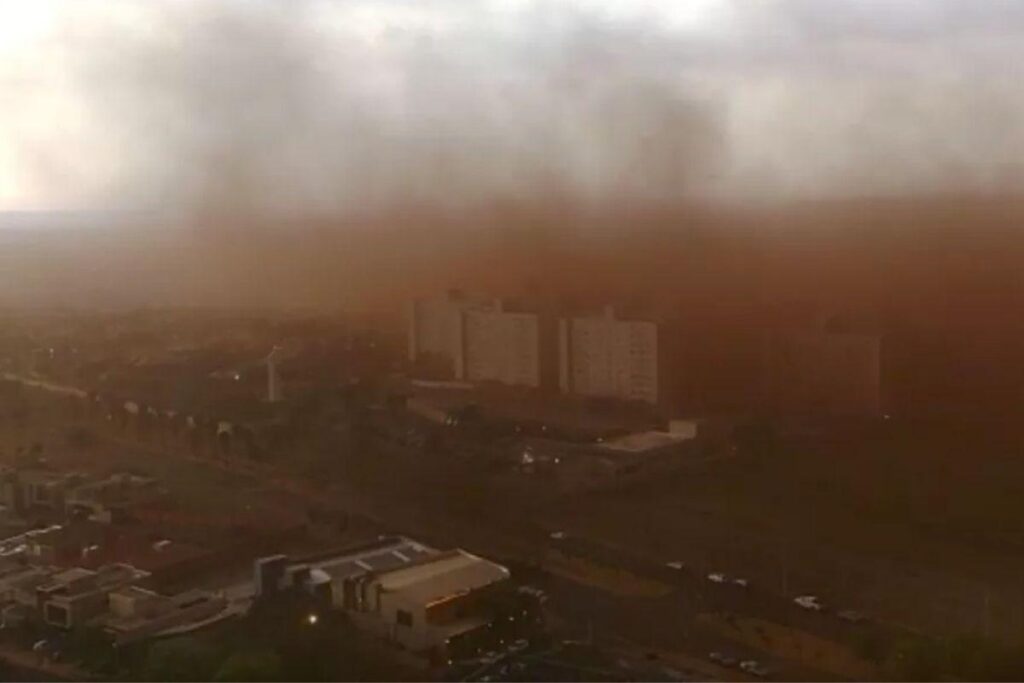 A nuvem de poeira assustou moradores da região de Ribeirão Preto, SP