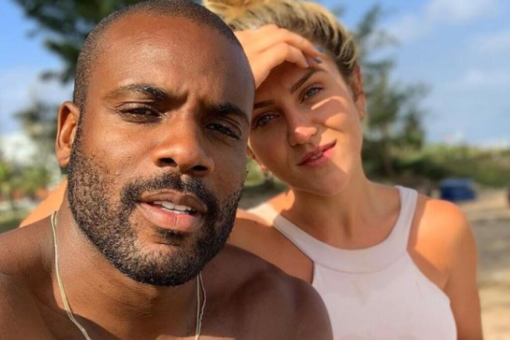 Rafael Zulu e Aline Becker foram surpreendidos com um chá surpresa