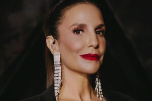 Ivete Sangalo não conteve a emoção ao se apresentar enquanto o filho tocava bateria