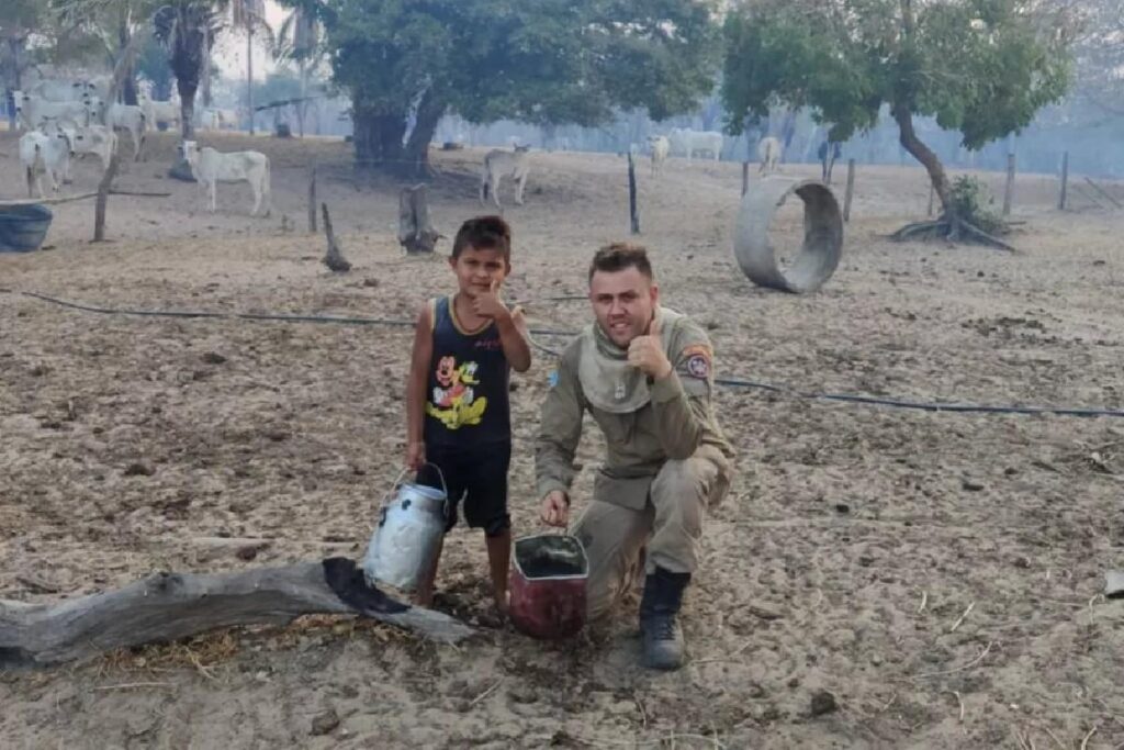 Um menino de 5 anos pegou o balde para ajudar a conter as chamas durante um incêndio no Pantanal