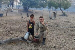 Um menino de 5 anos pegou o balde para ajudar a conter as chamas durante um incêndio no Pantanal