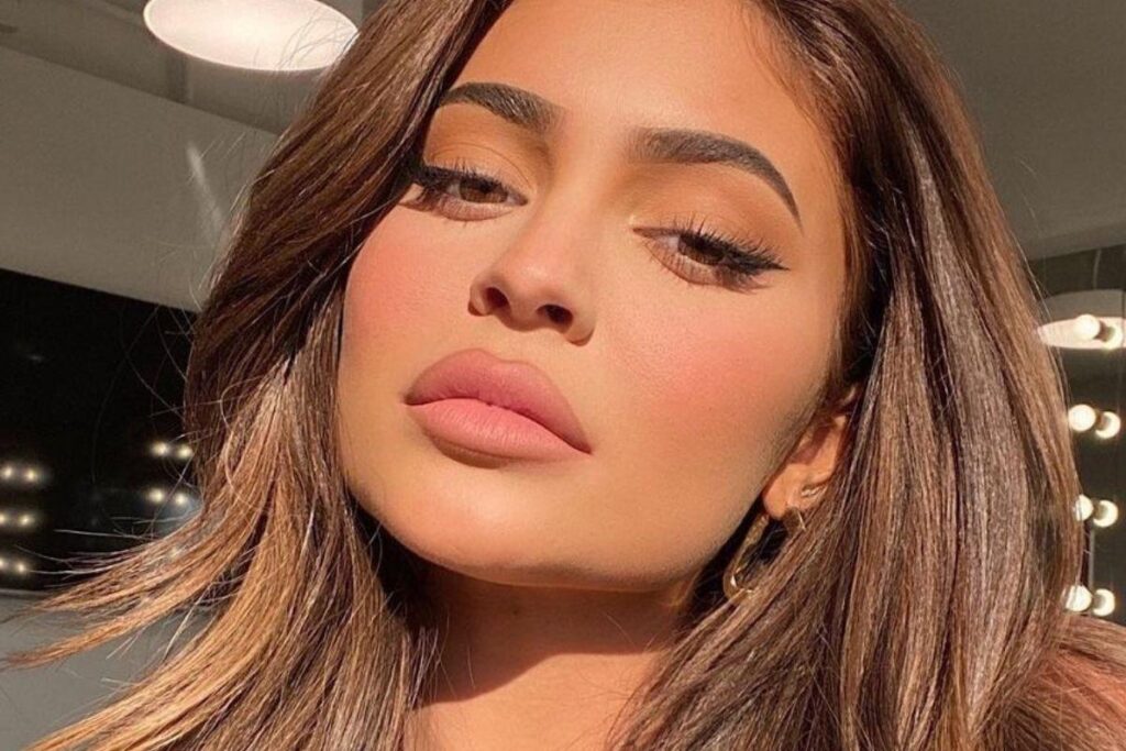 Kylie Jenner mostra barriga grávida ao aparecer em vídeo ao lado da filha mais velha
