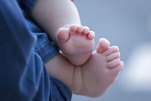 Bebê que nasceu com pés virados recebe órtese personalizadas feita com impressora 3D