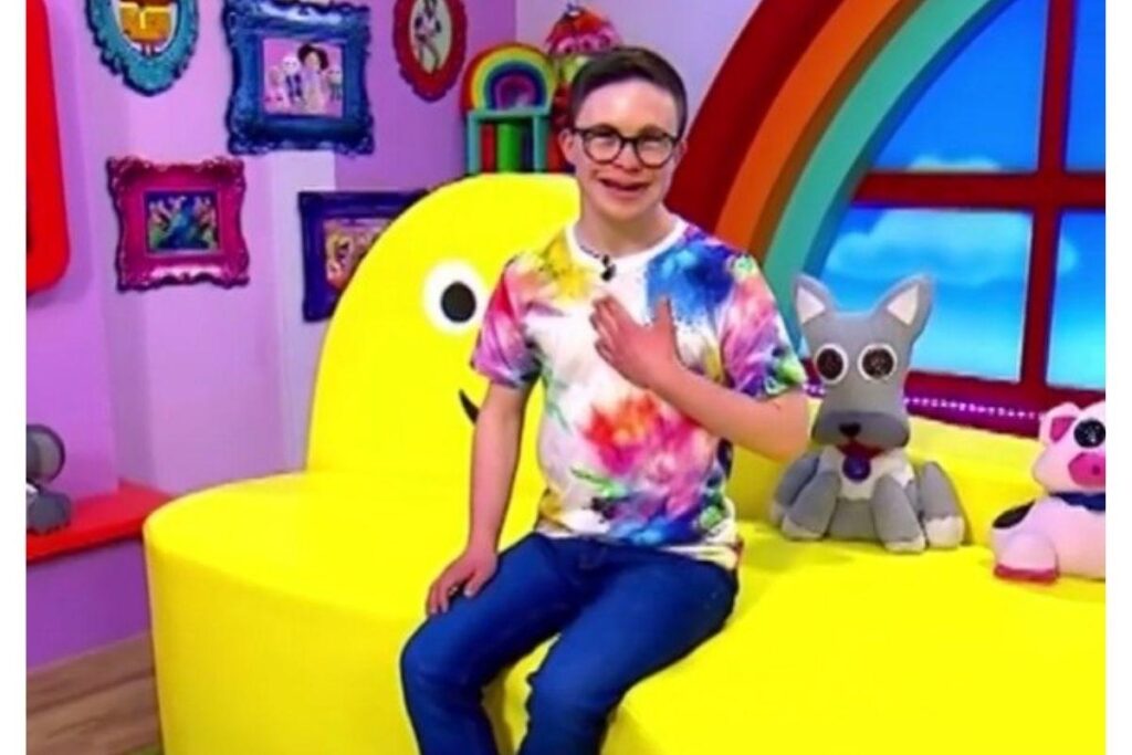 George apresenta o programa acompanhado do cachorro de estimação, Dodge