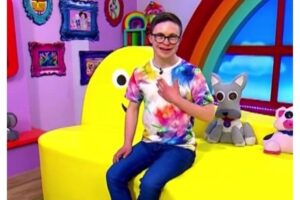 George apresenta o programa acompanhado do cachorro de estimação, Dodge