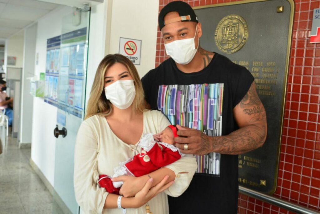 Stories de Léo Santana contando como foi dar banho na filha, Liz, pela primeira vez